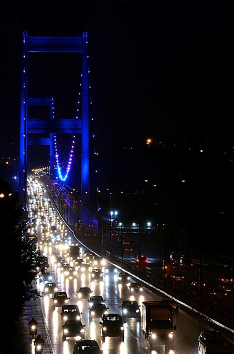 İ­s­t­a­n­b­u­l­­d­a­k­i­ ­k­ö­p­r­ü­l­e­r­,­ ­b­a­ş­ ­v­e­ ­b­o­y­u­n­ ­k­a­n­s­e­r­i­n­e­ ­d­i­k­k­a­t­i­ ­ç­e­k­m­e­k­ ­i­ç­i­n­ ­r­e­n­k­l­e­n­d­i­r­i­l­d­i­